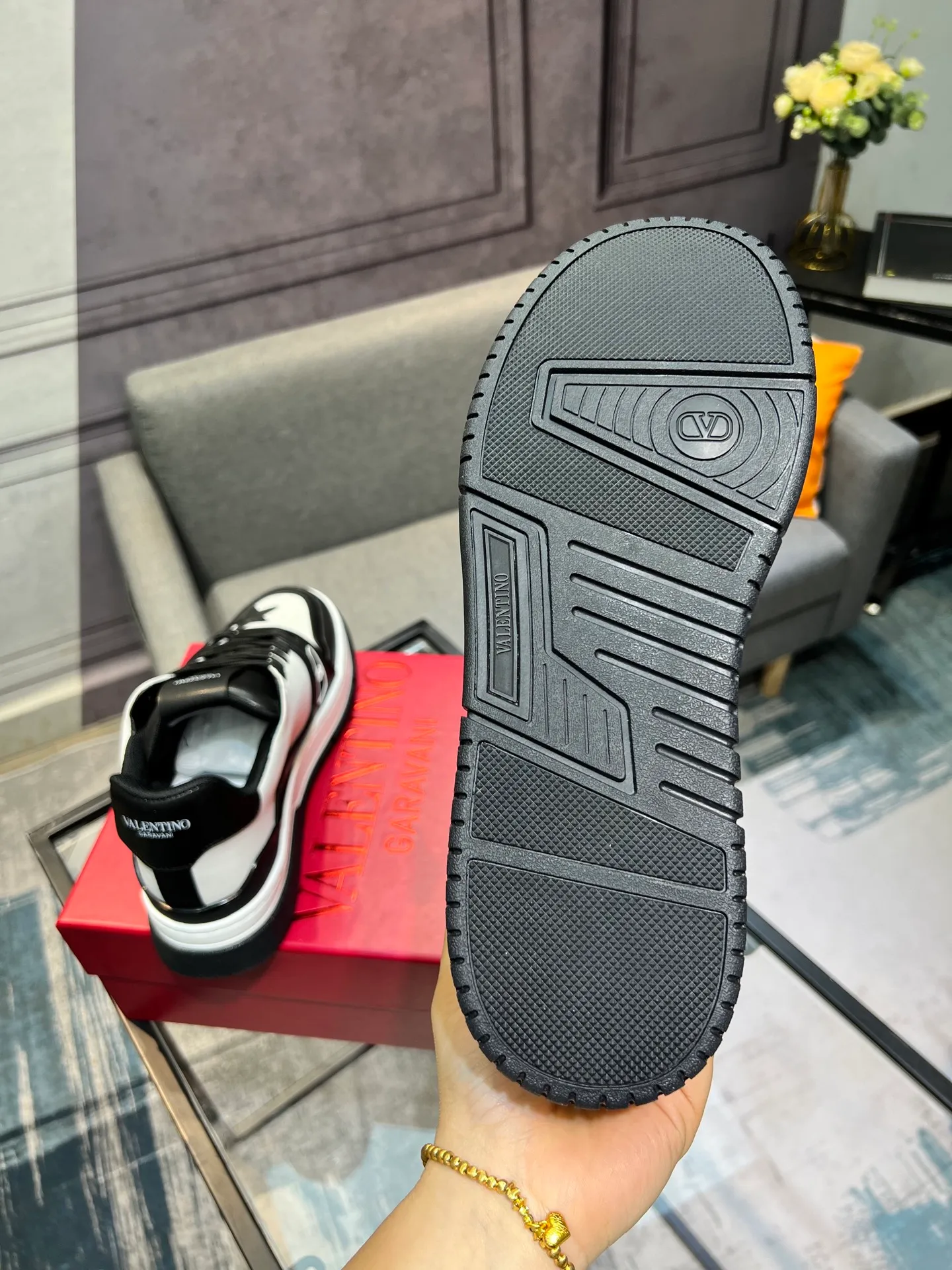 Men's Men's Shoes 💰660 Valentino 2023 early autumn new star shoes are now online! Wang Hedi and Ren Jialun have been worn by many celebrities. Who can refuse the same couple shoes as Wang Hedi! The design of Stars Stab My Heart is cool and spicy. The material of the shoes is cowhide, and every color is beautiful! Size 35-40, men’s size 39-44 (women’s 41, men’s 38, 45🉑️customized)